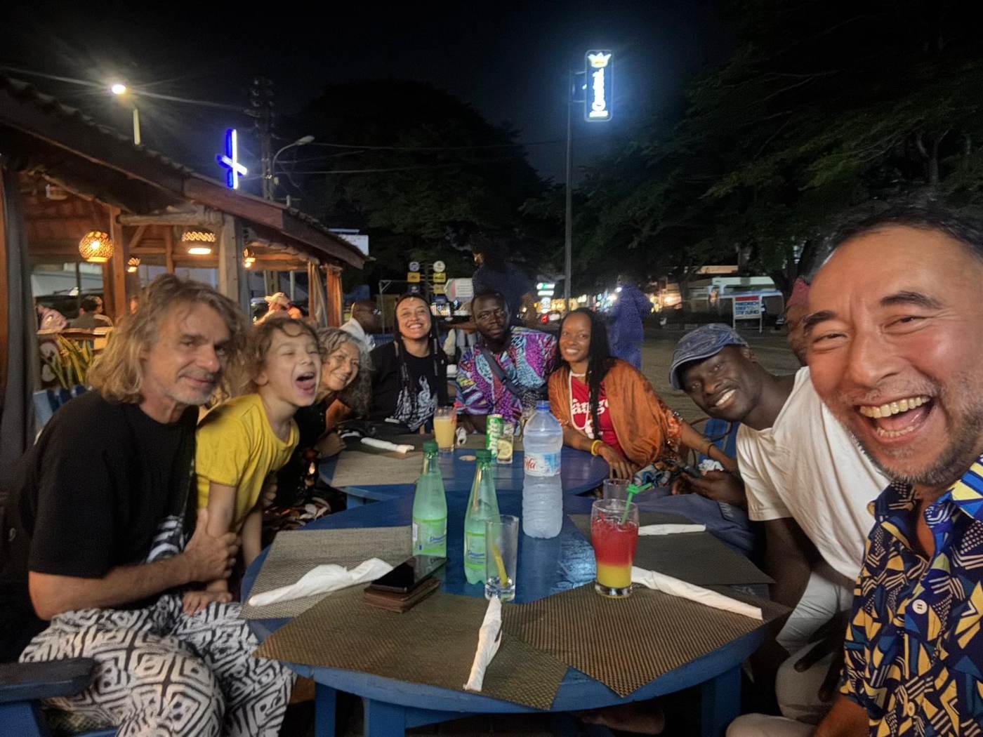 Dîner convivial en soirée au Bénin