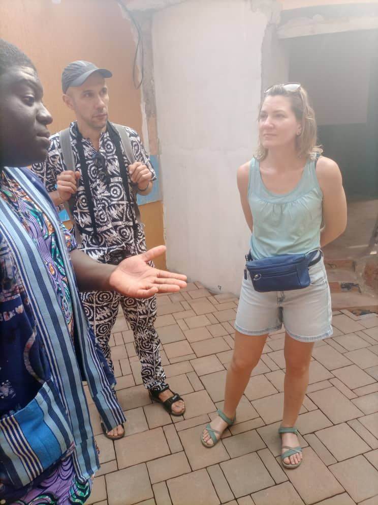 Marcellin Stanislas Dossougbété, fondateur de Stan Tour Bénin, échangeant avec des voyageurs