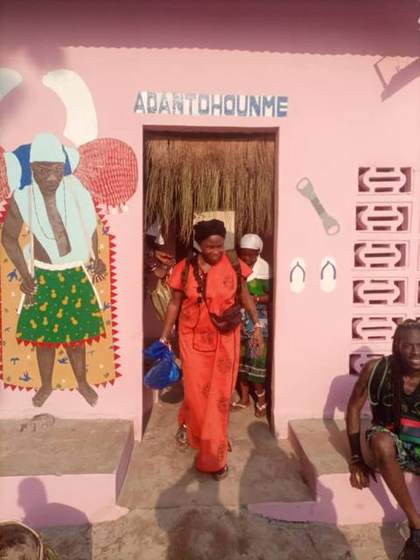Sortie d'un temple vodoun coloré, quartier Adantohounmè