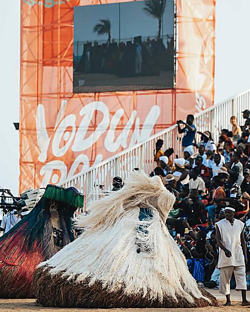 Masque de raphia blanc devant la foule, Vodun Days 2027