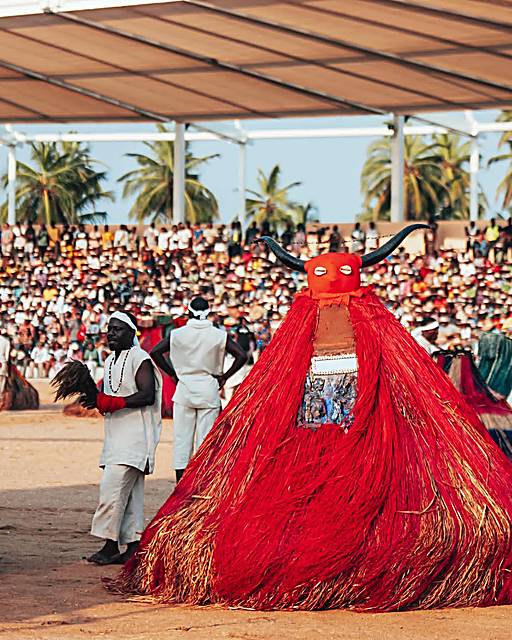 Danse rituelle en costume de raphia rouge, Vodun Days 2027