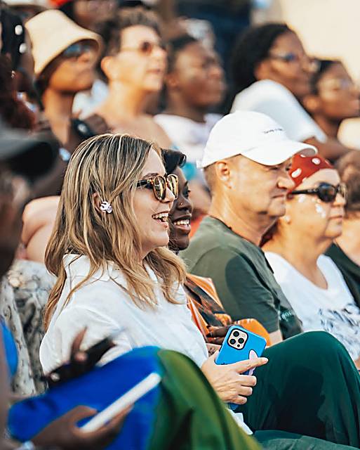 Ambiance souriante dans les tribunes des Vodun Days